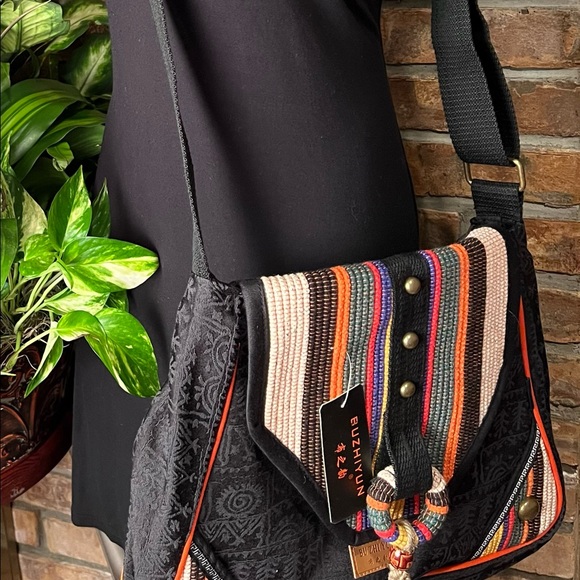 BNWT BU ZHI YUN TOTE STYLE BAG WITH MAGNETIC SNAP AND FOUR POCKETS. - Picture 7 of 8